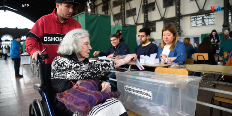 En fotos: Más de 15 millones de chilenos están habilitados para votar por una nueva propuesta constitucional