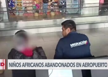 Autoridades ubican a familia de dos niños africanos abandonados en aeropuerto de Bogotá