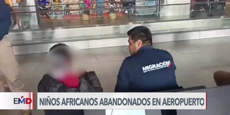 Autoridades ubican a familia de dos niños africanos abandonados en aeropuerto de Bogotá