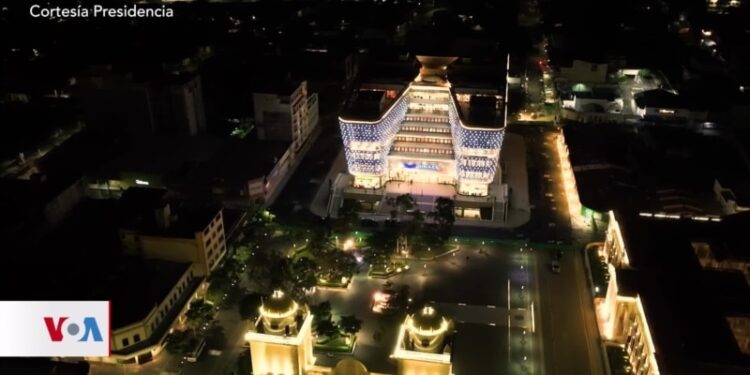 Biblioteca Nacional atrae a los salvadoreños, aún sin dar acceso a los libros