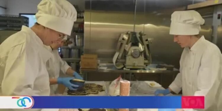 Refugiados ucranianos encuentran trabajo y comunidad en una panadería de California