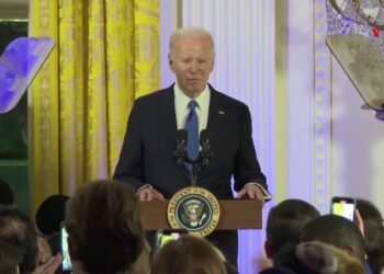 Negociaciones en la cuerda floja: la Casa Blanca presiona por Ucrania mientras los republicanos se aferran a la frontera