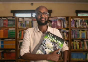 Periodista defensor de derecho a la educación en Kenia recibe premio global para Refugiados de ACNUR