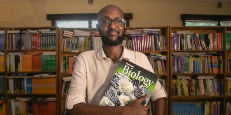 Periodista defensor de derecho a la educación en Kenia recibe premio global para Refugiados de ACNUR