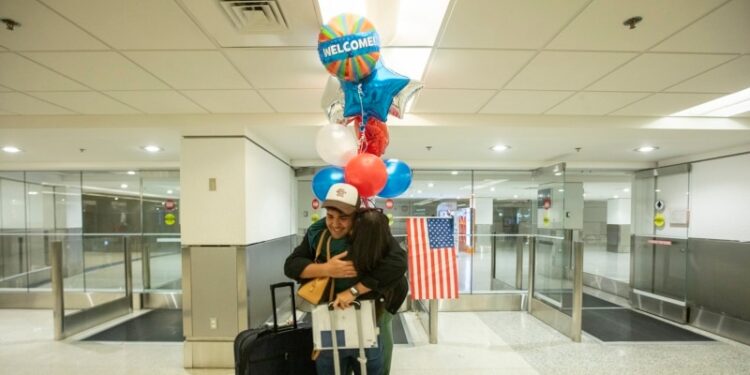 Un año de parole humanitario otorgado por EEUU: entre alegrías y frustraciones