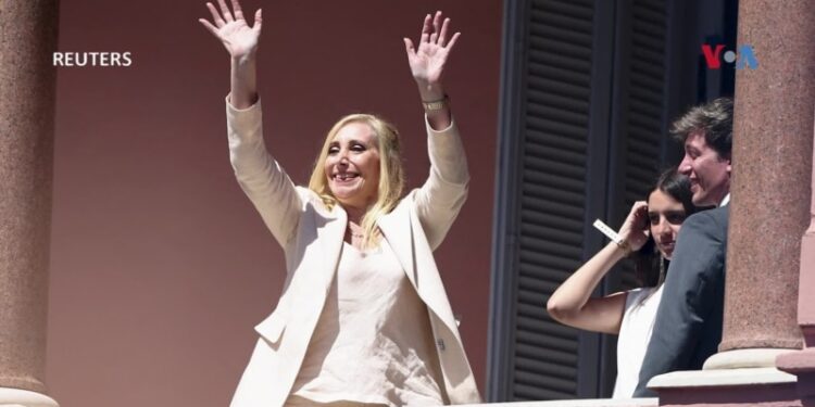 Conozca a Karina Milei, ‘La jefa’ que ha acompañado la campaña del presidente argentino Javier Milei