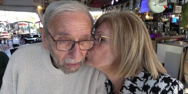 Ofelia Feler de Roitman, rehén israelí liberada de 77 años, conversa con la Voz de América