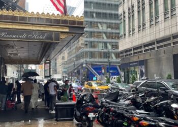 Autoridades de varias ciudades estadounidenses ajustan sus políticas de albergues temporales para migrantes