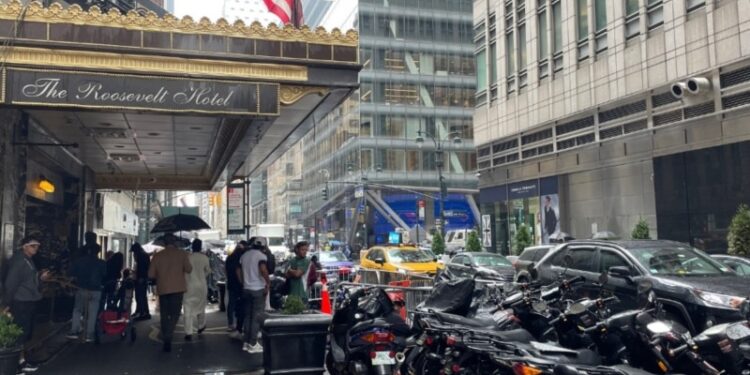 Autoridades de varias ciudades estadounidenses ajustan sus políticas de albergues temporales para migrantes