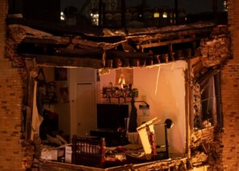Edificio de apartamentos de siete pisos del Bronx en Nueva York, colapsa.