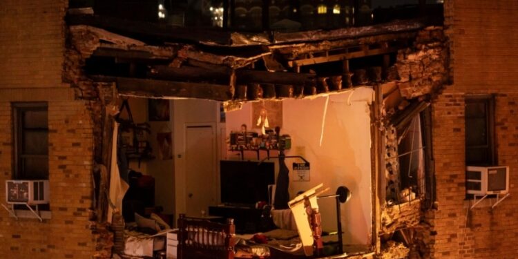 Edificio de apartamentos de siete pisos del Bronx en Nueva York, colapsa.