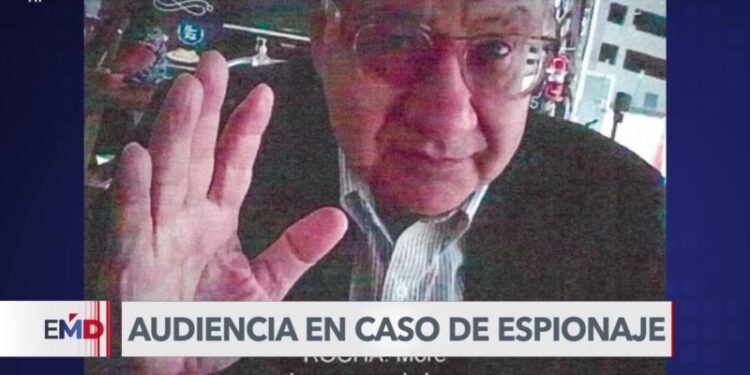 Fiscalía necesitará demostrar supuesto espionaje en caso de exembajador estadounidense