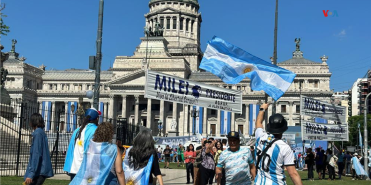 En Fotos I Argentinos asisten a la posesión de Javier Milei como presidente