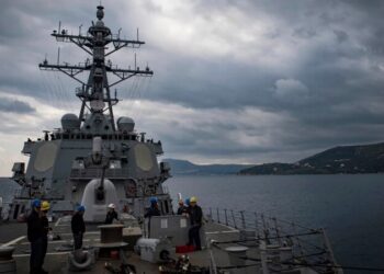 Tres barcos alcanzados por misiles en ataque hutí en el Mar Rojo; buque de guerra estadounidense derriba tres drones