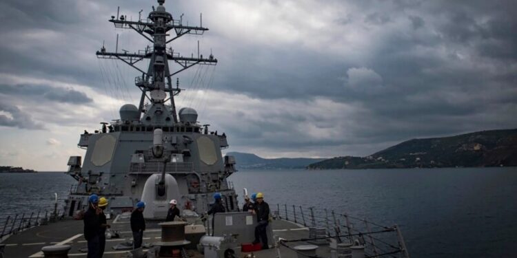 Tres barcos alcanzados por misiles en ataque hutí en el Mar Rojo; buque de guerra estadounidense derriba tres drones