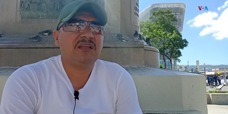 Víctor Flores, ciudadano de El Salvador, habla sobre la reelección de Nayib Bukele