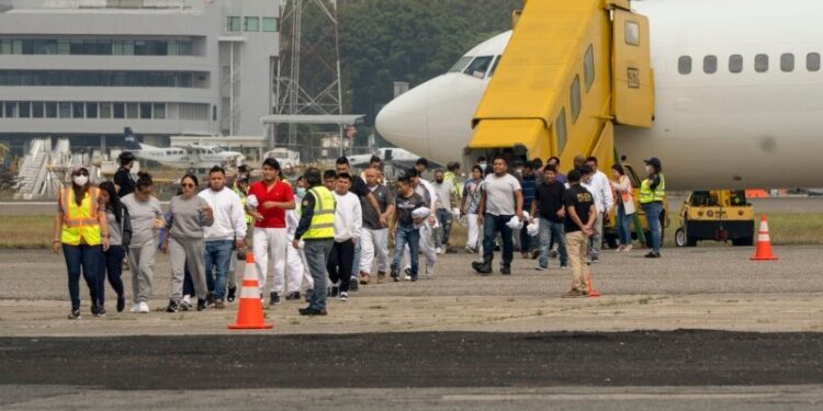 México ordena suspender traslados y devoluciones de migrantes por falta de dinero