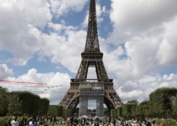 Un ciudadano francés está detenido por el asesinato de un turista en Paris y podría estar relacionado con terrorismo.