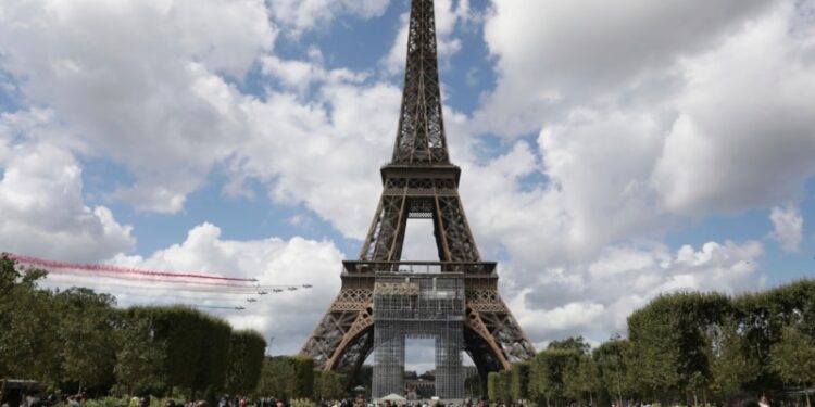 Un ciudadano francés está detenido por el asesinato de un turista en Paris y podría estar relacionado con terrorismo.