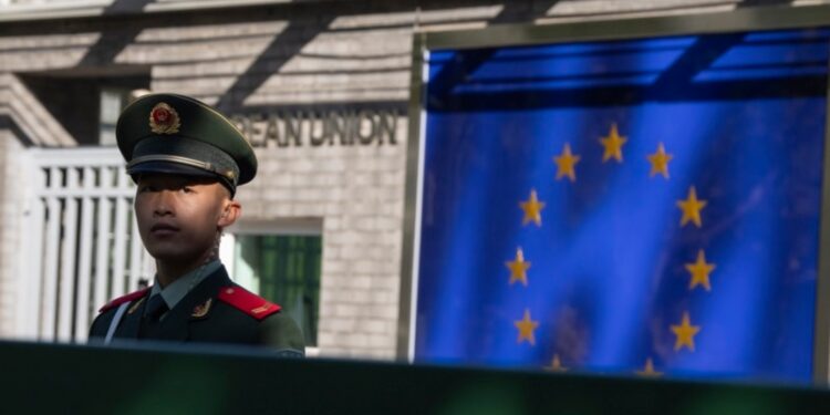 La UE y China celebran cumbre en Beijing en medio de una brecha cada vez más profunda