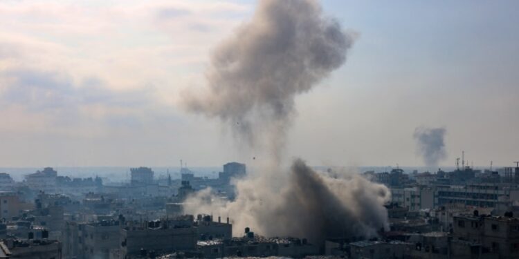 Aviones de combate atacan objetivos en Gaza mientras Israel reanuda ofensiva y advierte sobre ataques en el sur