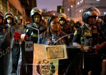 Con ritos indígenas familias recuerdan a sus muertos a un año de las violentas protestas en Perú