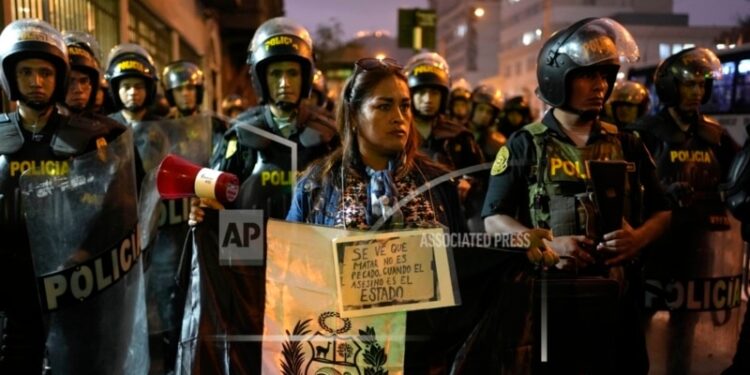 Con ritos indígenas familias recuerdan a sus muertos a un año de las violentas protestas en Perú
