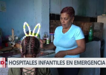 Dormir en el piso y dejar de comer: los sacrificios de las madres con niños hospitalizados en Venezuela