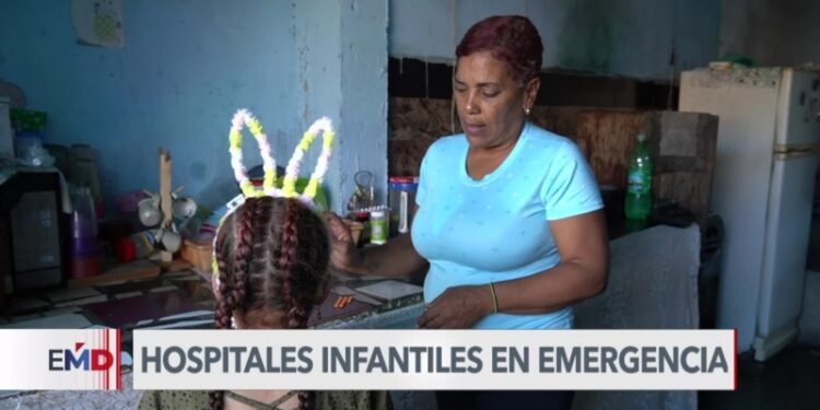 Dormir en el piso y dejar de comer: los sacrificios de las madres con niños hospitalizados en Venezuela