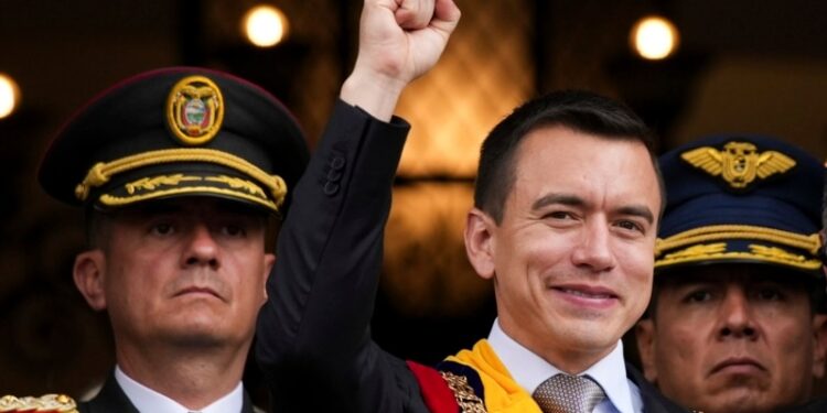 Presidente de Ecuador: Él y sus ministros reciben constantes amenazas de muerte