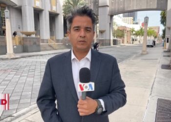 Acusan de 15 cargos a exembajador estadounidense arrestado por presunto espionaje