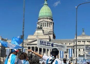Entre esperanzas y sacrificios, argentinos expectantes celebran la nueva era del “león” Milei
