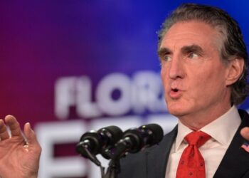 Doug Burgum pone fin a candidatura para nominación presidencial republicana de 2024