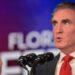 Doug Burgum pone fin a candidatura para nominación presidencial republicana de 2024