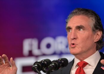 Doug Burgum, gobernador de Dakota del Norte, renuncia a la candidatura por la nominación republicana 2024