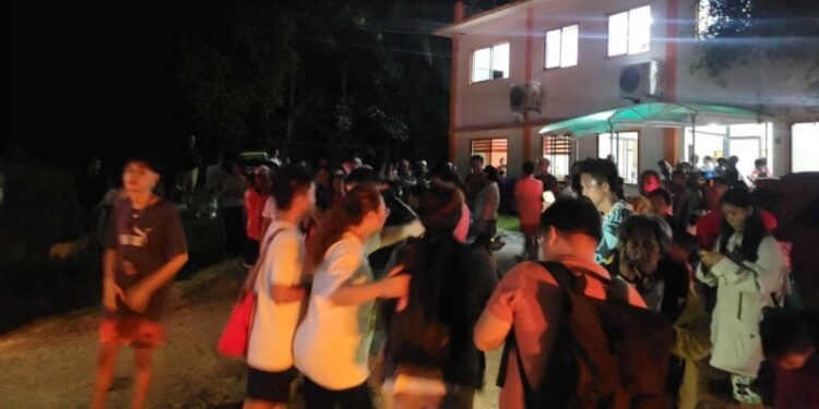 Sismo de magnitud 7,6 en Mindanao, Filipinas; emiten alerta de tsunami