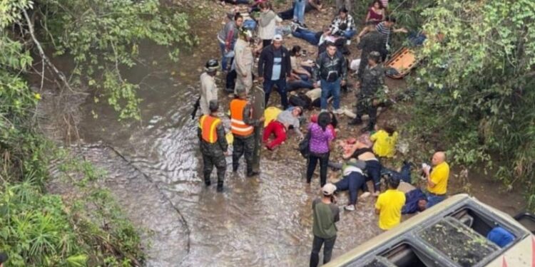 Una decena de muertos y numerosos heridos deja accidente de autobús cerca de capital de Honduras