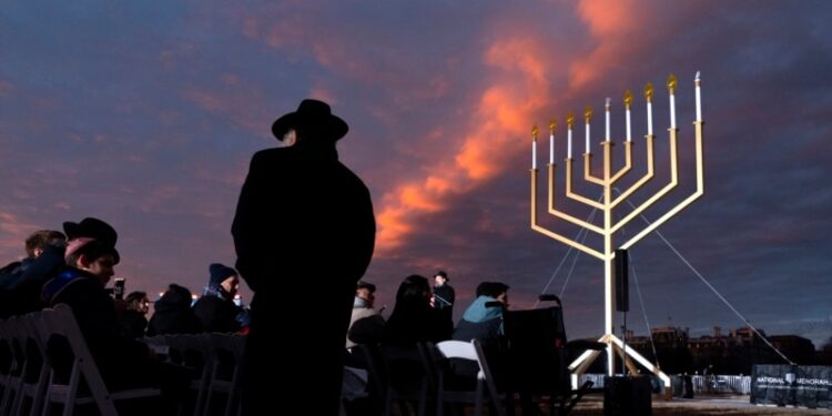 Biden será anfitrión de ceremonia de Hanukkah en la Casa Blanca en medio de temores sobre aumento del antisemitismo