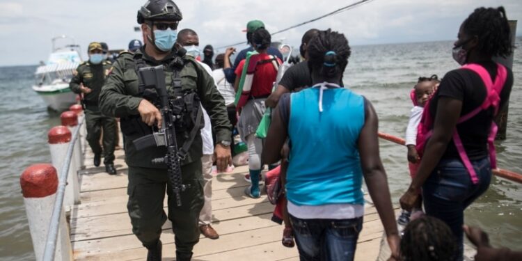 Autoridades colombianas persiguen a quienes trafican con migrantes