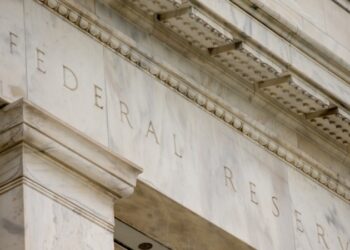 EEUU: Reserva Federal deja las tasas sin cambios, prevé recortes para 2024