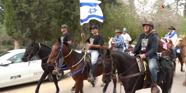 Una cabalgata pide la liberación de un joven israelí rehén de Hamás