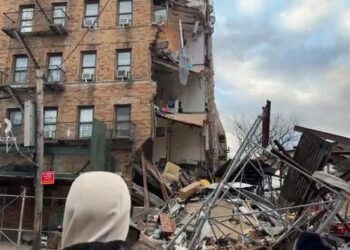 VIDEOS: El momento en el que se derrumba parte de un edificio residencial en Nueva York