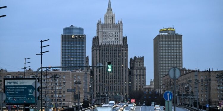 Tribunal ruso extiende por dos meses la detención de una periodista ruso-estadounidense