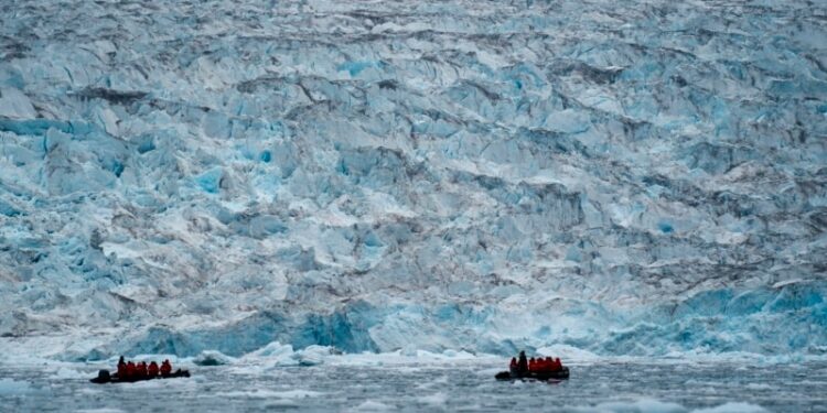 Autoridades federales y estatales investigan la explosión de una vivienda en un suburbio de Washington DC.