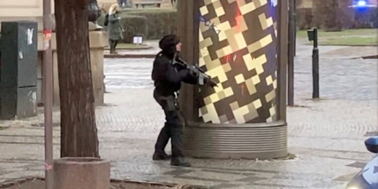 Estudiante mata a 14 personas y hiere a decenas en la capital checa