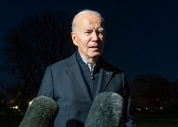 Biden ordena ataques aéreos contra milicias pro-iraníes