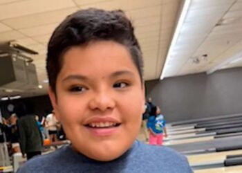 Niño de 13 años murió tras prender fuego accidentalmente un árbol de Navidad en Carolina del Norte