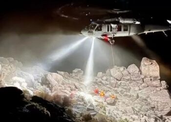 El rescate de un excursionista atrapado bajo una enorme roca durante siete horas en California