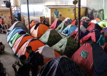 “Es un río constante de gente”: El flujo migratorio desborda la frontera México-EEUU