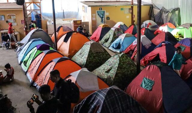 “Es un río constante de gente”: El flujo migratorio desborda la frontera México-EEUU